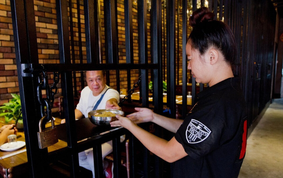 Prison-themed restaurant opens in Jilin