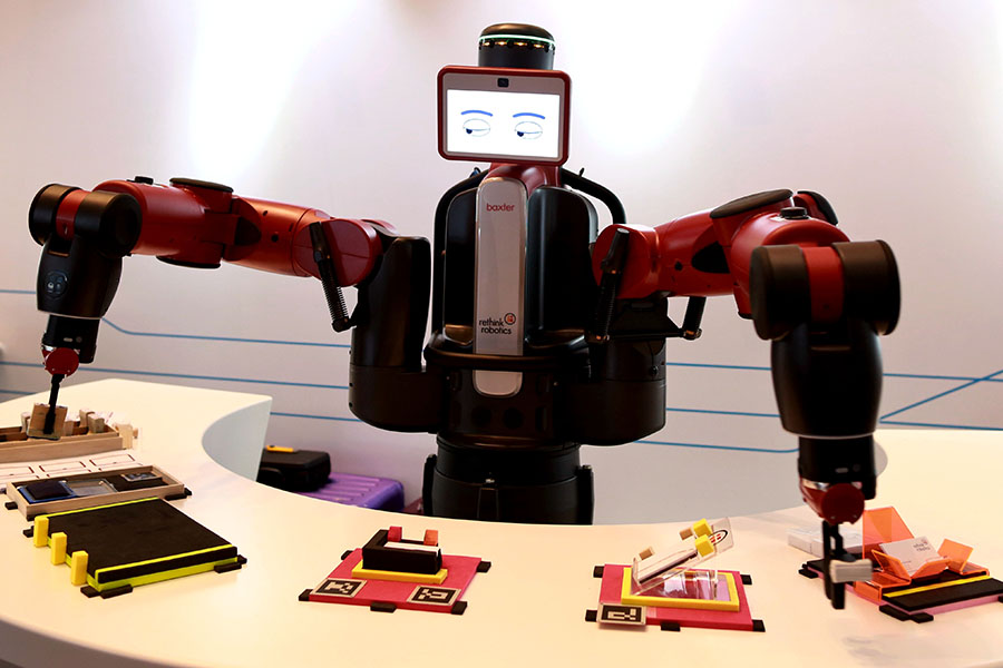 Robots sparkle at Summer Davos Forum in Dalian