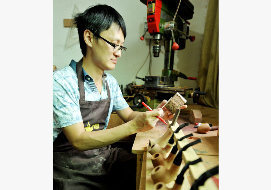 Hand-crafted tobacco pipes gain traction in China