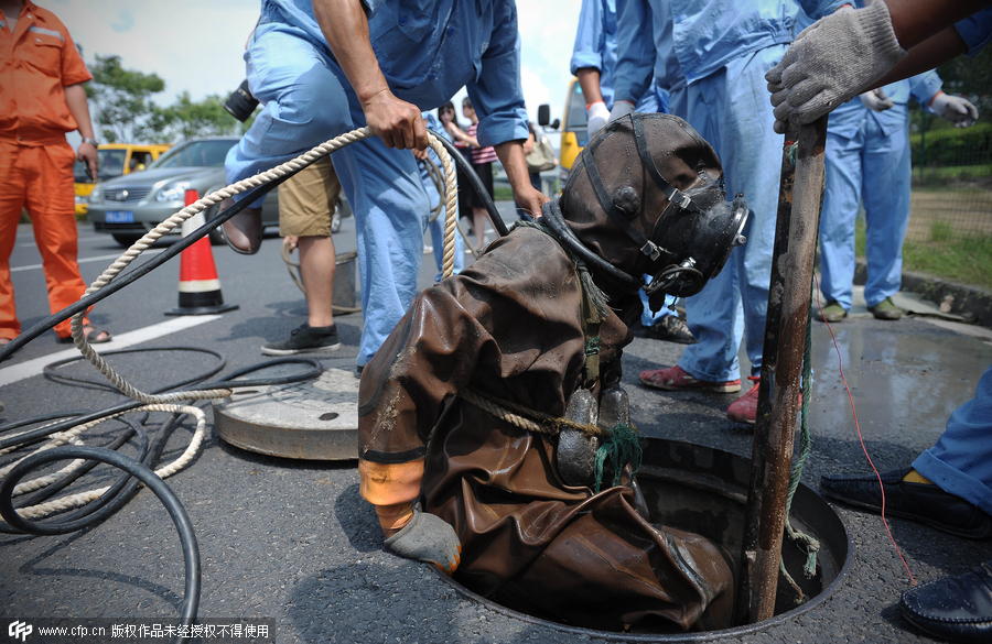 'Frogmen' dredge pipelines in Shanghai