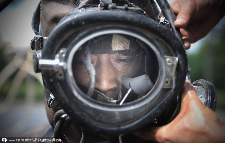 'Frogmen' dredge pipelines in Shanghai