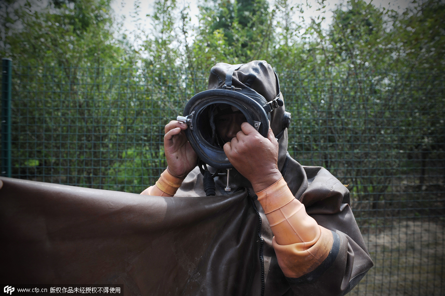 'Frogmen' dredge pipelines in Shanghai