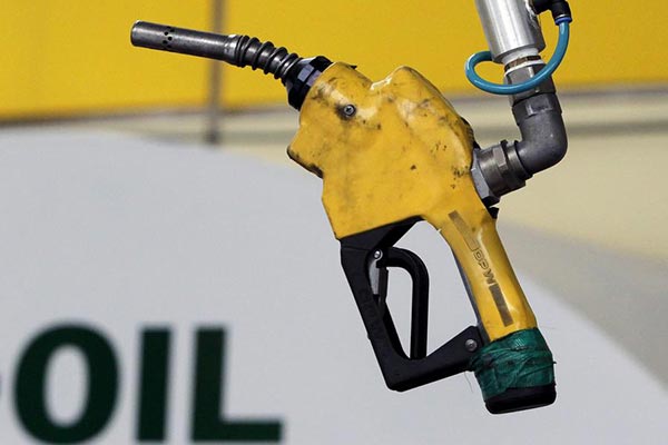 Struggling oil dips below $30 a barrel