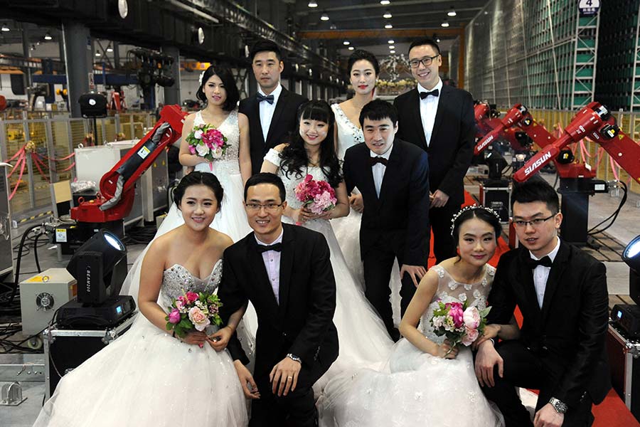 Robots serve at group wedding ceremony in Shenyang