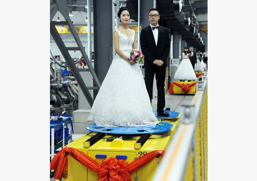 Robots serve at group wedding ceremony in Shenyang