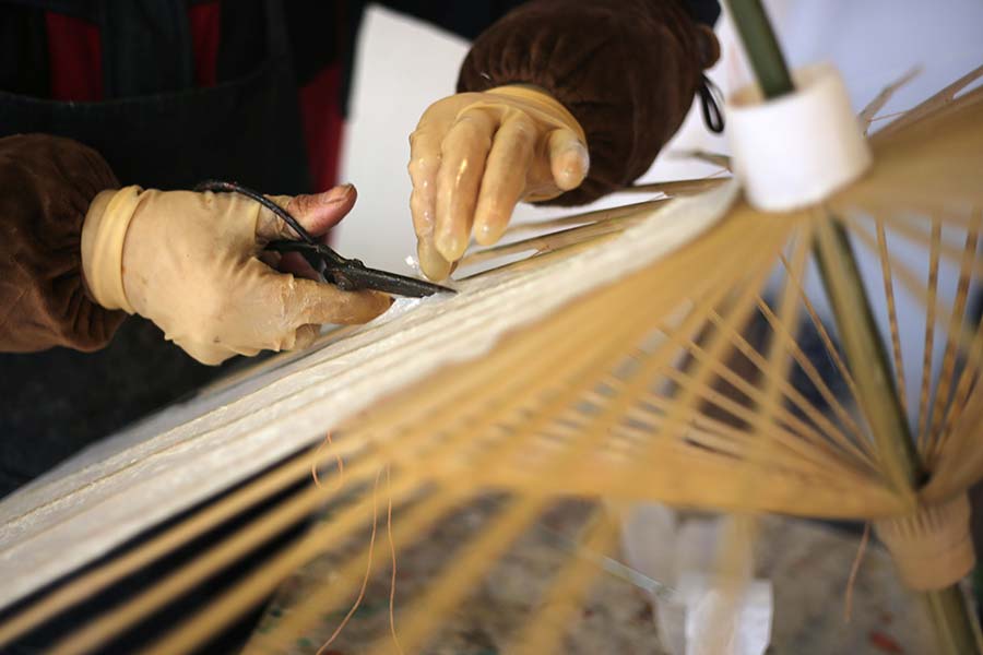 Post-90s quits his job to make traditional paper umbrellas