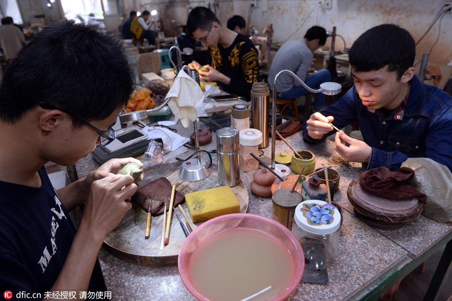 Teapot craftsman makes innovation, passes down techniques