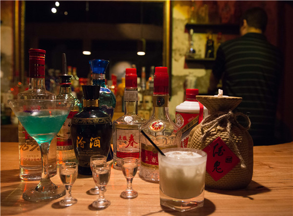 A cocktail made with Baijiu lures foreigners, young Chinese