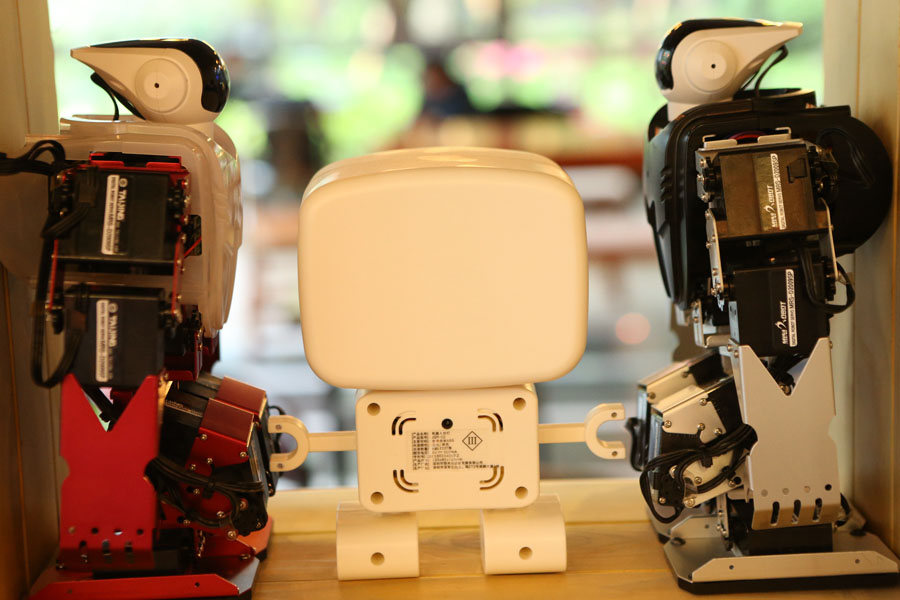 Robot-themed café debuts in Shanghai