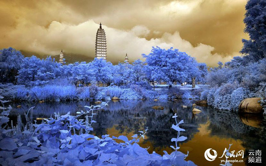 Iconic pagodas turn into a dreamland in infrared photos