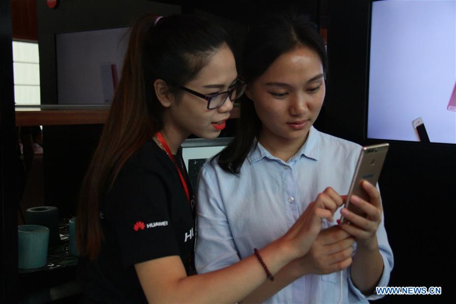 Huawei launches new smartphone P9 in Vietnam
