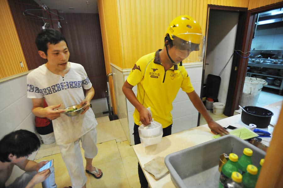 Courier delivers meals under scorching heat