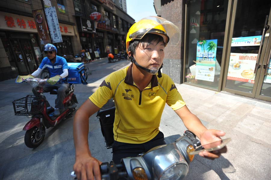 Courier delivers meals under scorching heat