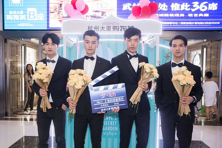 Handsome men send roses to celebrate Chinese Valentine's Day