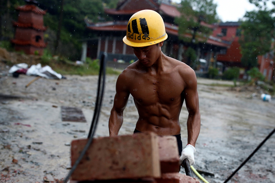 Six-pack abs turn construction worker into online celebrity