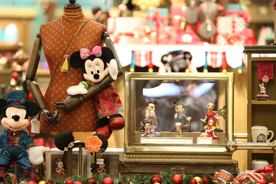 Shanghai Disneyland celebrates its first Christmas season