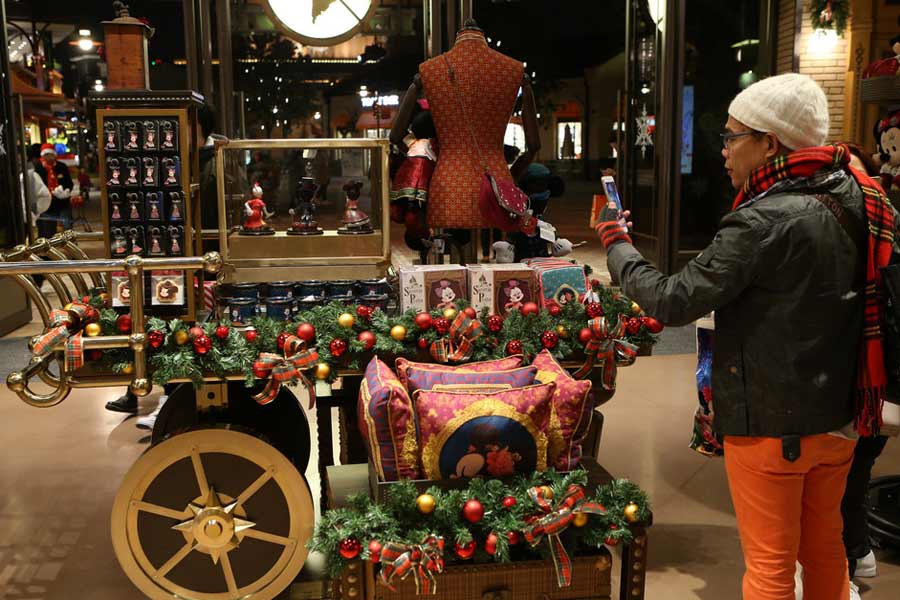 Shanghai Disneyland celebrates its first Christmas season