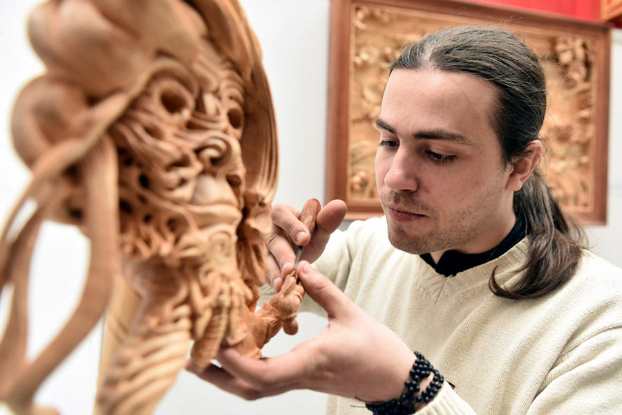 Frenchman engrossed by Dongyang wood carving