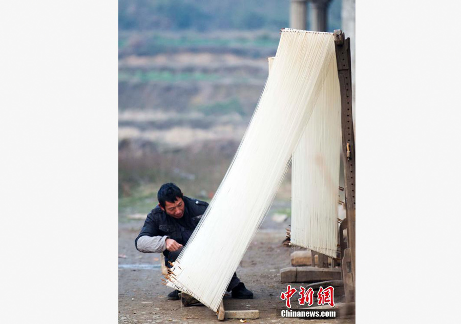 Handmade noodles to greet Spring Festival