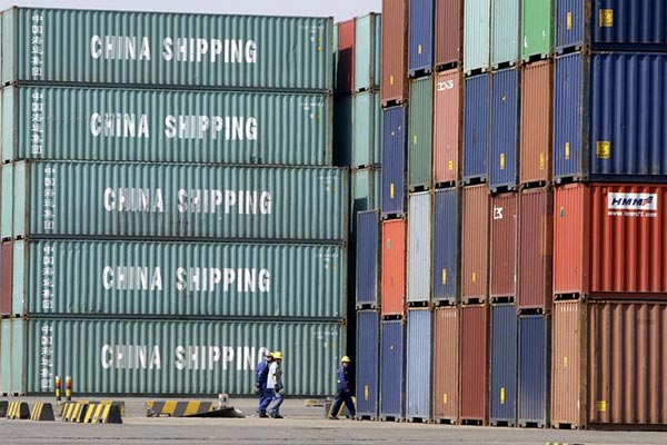 Tianjin port applies brakes to coal truck transport