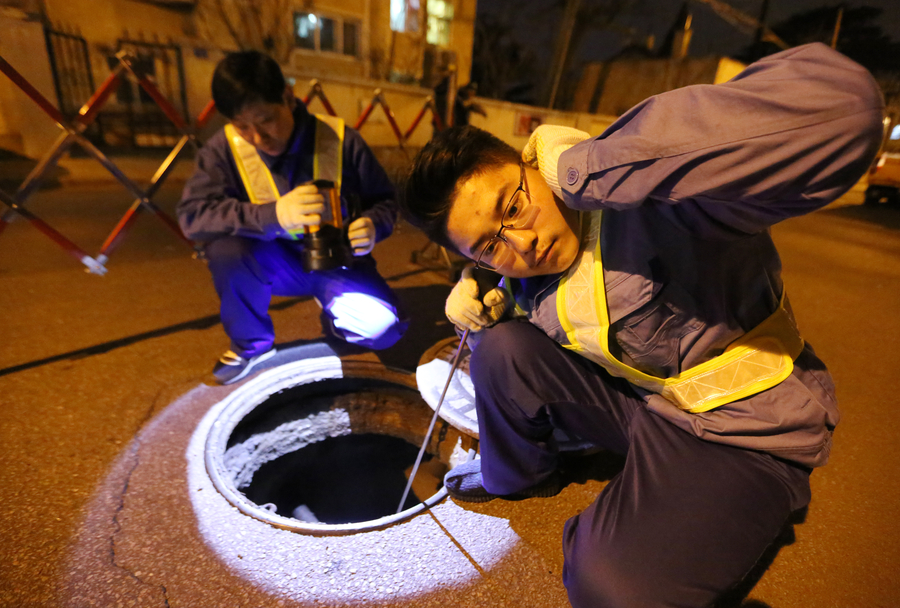 Water pipe 'doctors' do their best work in the night