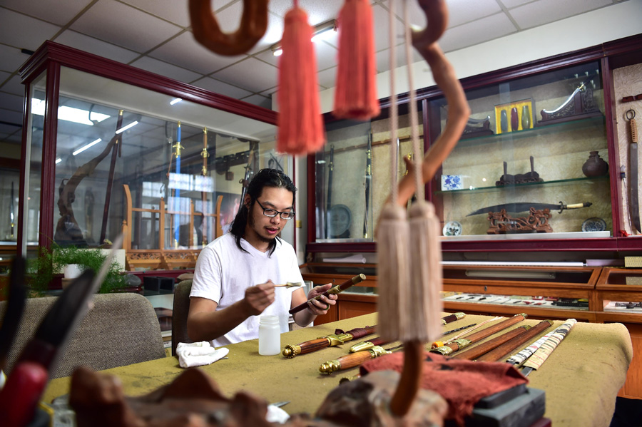 Young swordsmith carries on family craft[1]- Chinadaily.com.cn