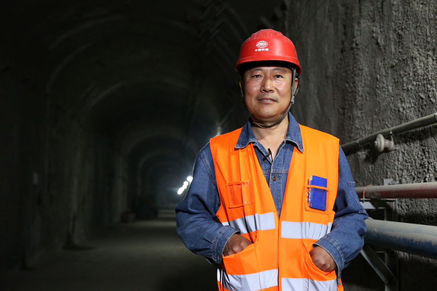 Beijing subway: Man behind the scenes