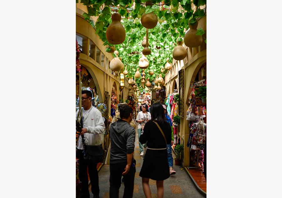 Xinjiang's International Grand Bazaar attracts tourists