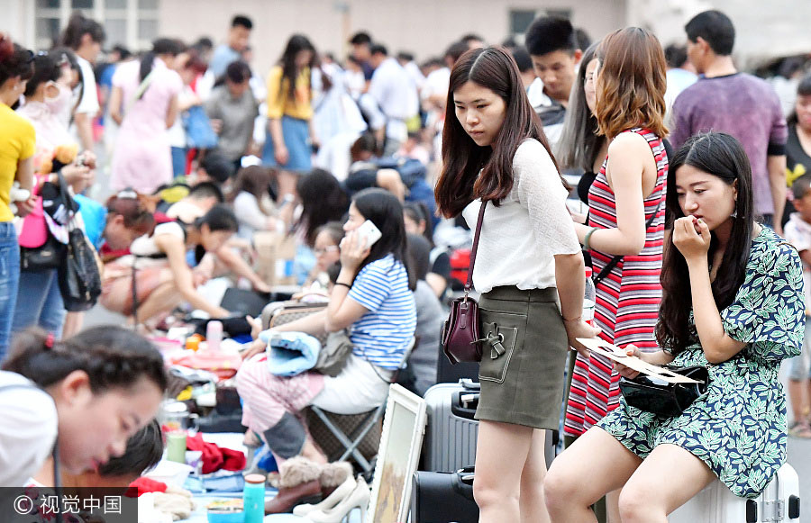 University flea markets popular during graduation season