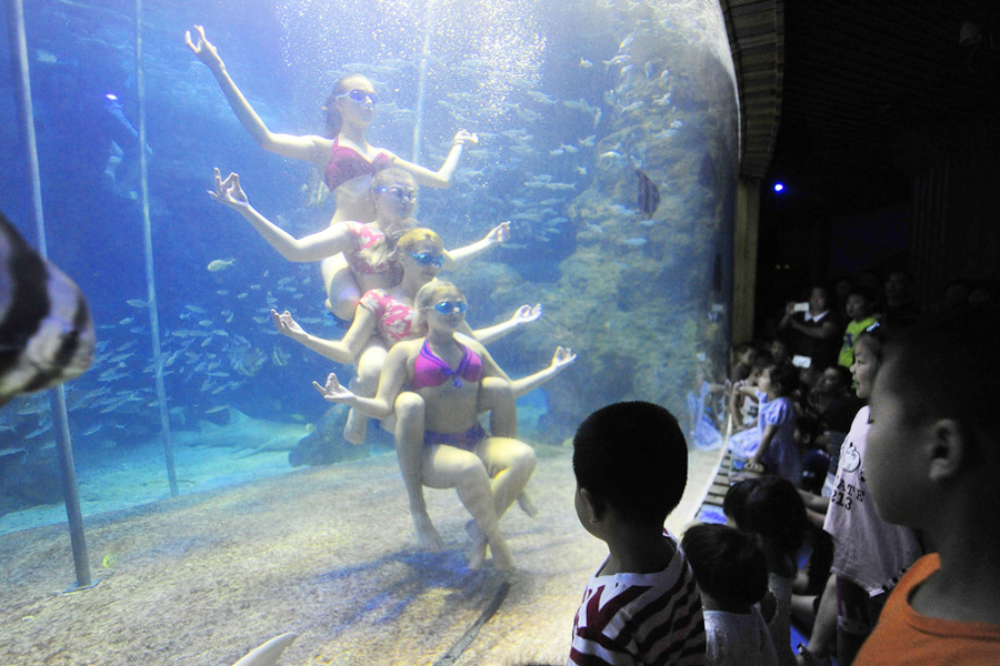 Russian underwater performers' Chinese dream