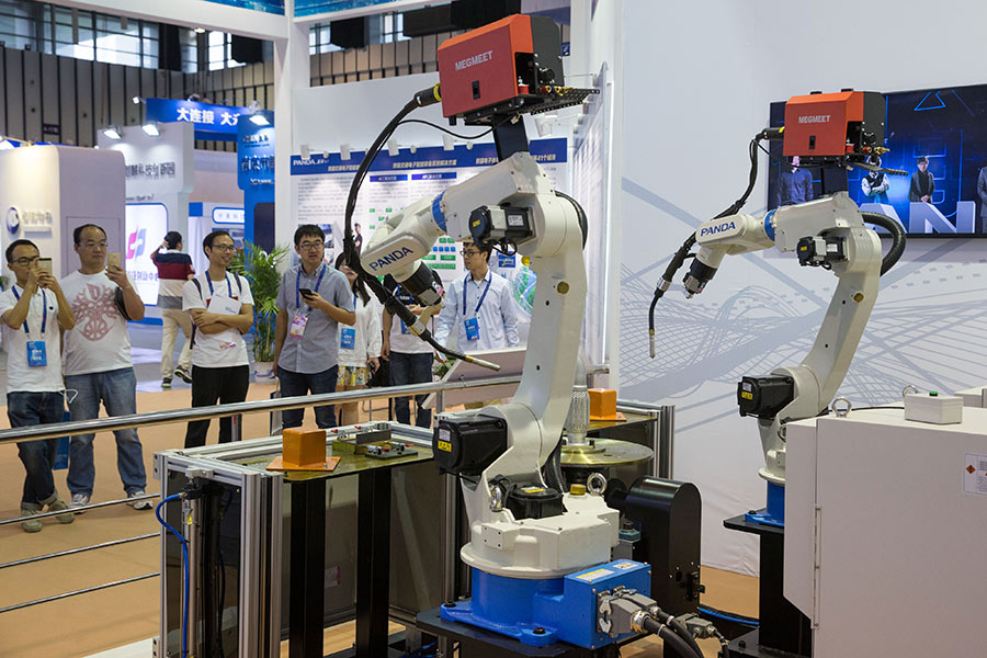 Nanjing expo showcases VR, robot, cloud technology