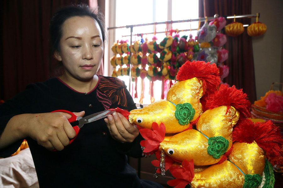 Woman turns traditional handicrafts into popular products