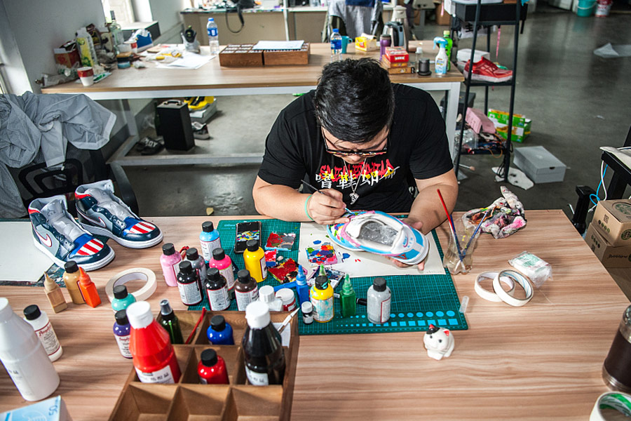 Renowned sneaker designer has 'million-yuan' hands