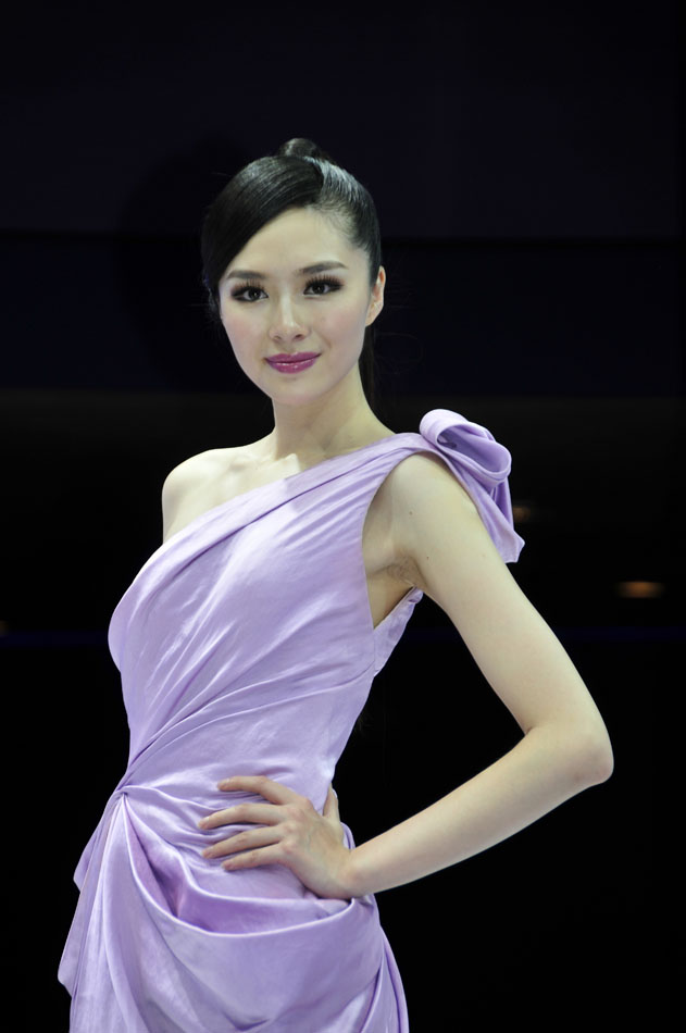 Models shine at Guangzhou auto show