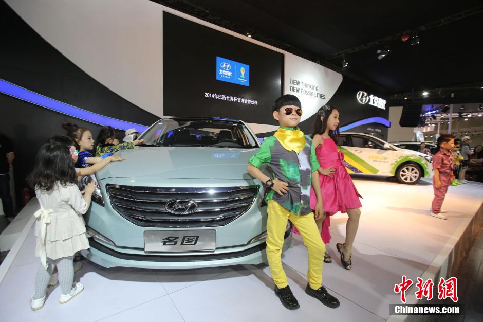 Adorable kids model at Taiyuan auto show