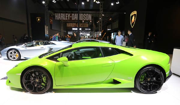 Lamborghini unveils rear-wheel-drive Huracan LP 580-2
