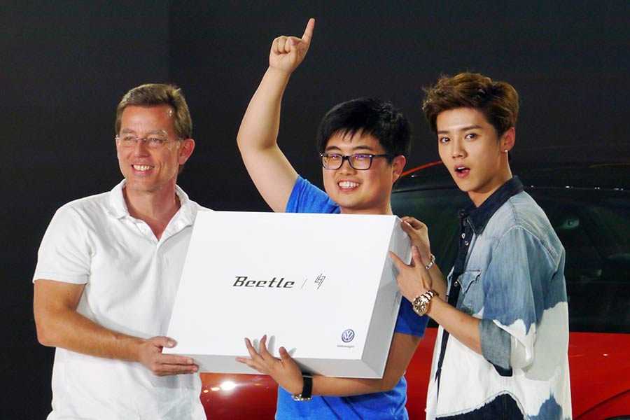 Lu Han excites VW Beetle Dune launch