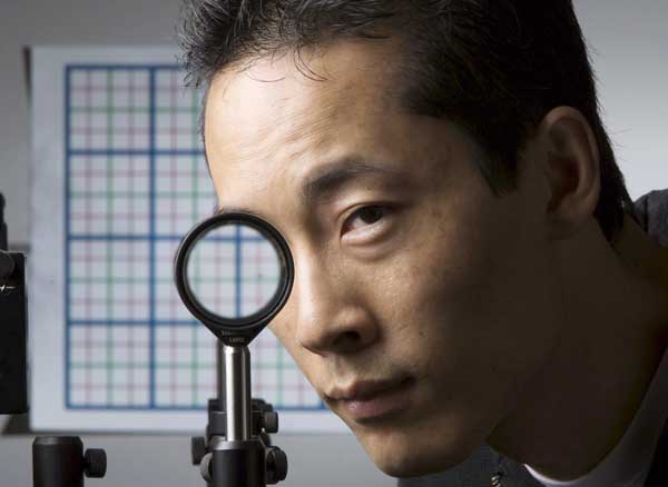 NY scientists unveil invisibility device