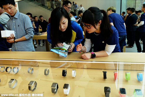 Fans queue to get their hands on Apple Watch