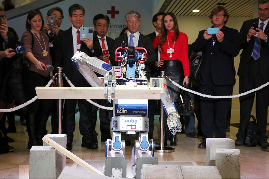Robots reads China Daily to stay up to date with news in Davos