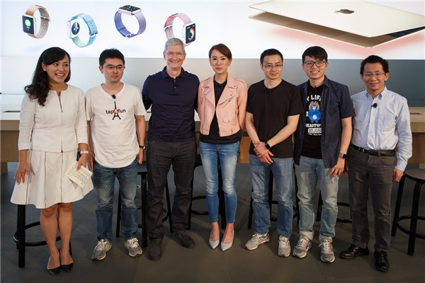 Tim Cook visits Apple store in Beijing, with Didi president