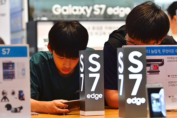 Samsung profit tops estimates on S7