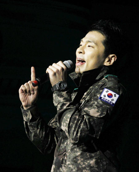 South Korean pop singers attend concert