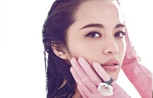 Kelly Lin poses for BAZAAR Jewelry