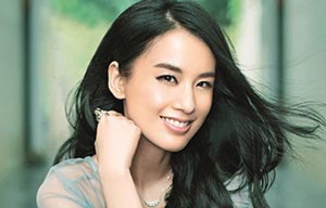 Fashionable girl Li Sheng in black and white dress
