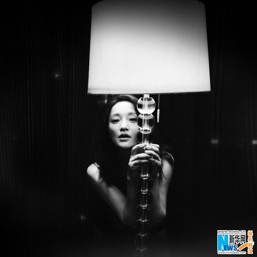 Li Yuchun takes black-and-white photos of Zhou Xun