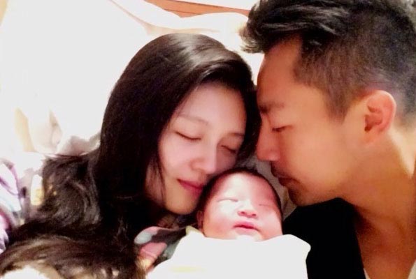 Actress Barbie Hsu gives birth to baby girl