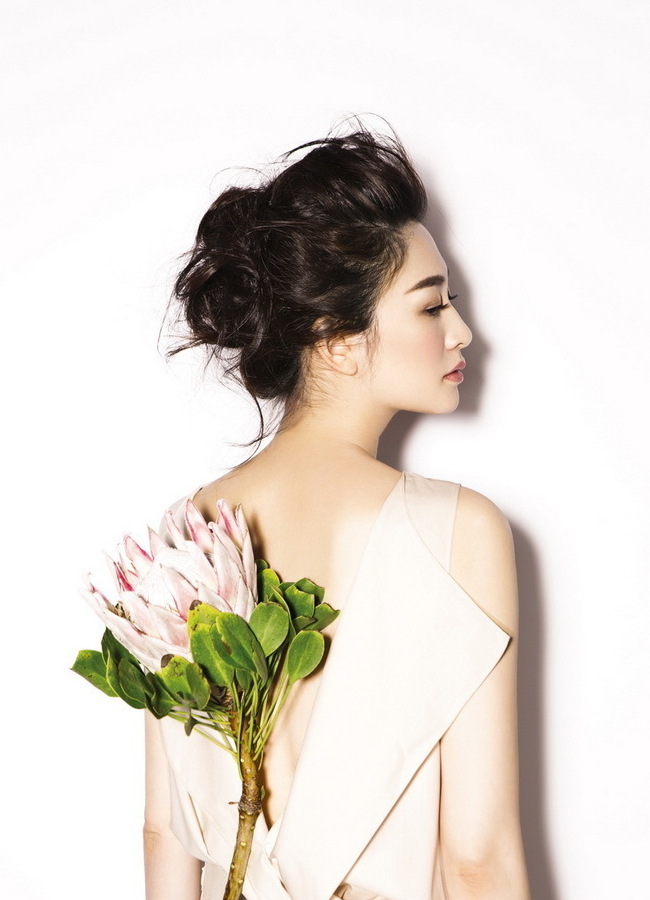 Actress Li Xiaoran covers Fashion Weekly