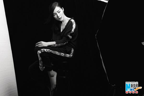 Jiang Yiyan in black-and-white portraits