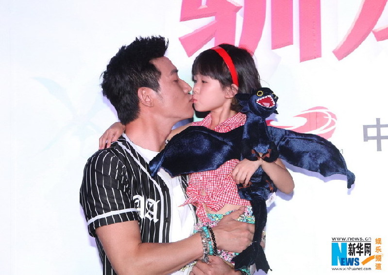 Actor Lu Yi and daughter Bei Er appear at theater show